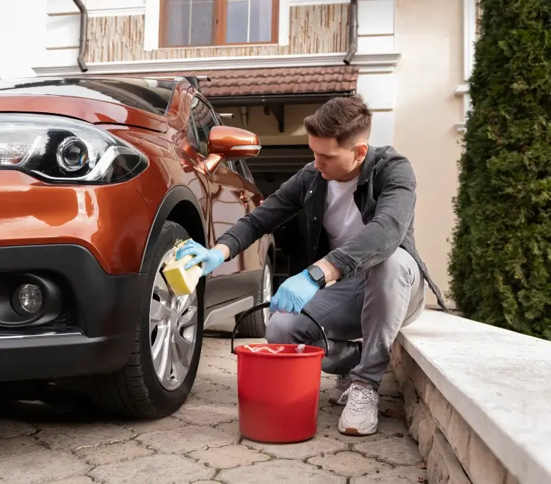 Lavage auto à domicile La Brède : professionnel intervenant sur un véhicule